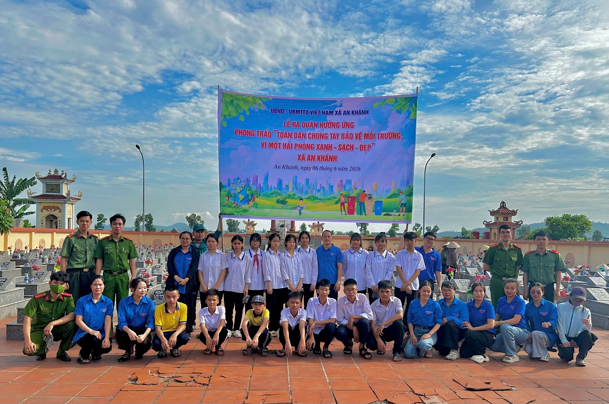 Công an xã An Khánh ra quân hưởng ứng phong trào bảo vệ môi trường